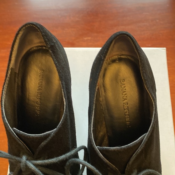 EUC: Banana Republic black suede ankle booties. Size 8.5. - Picture 9 of 14